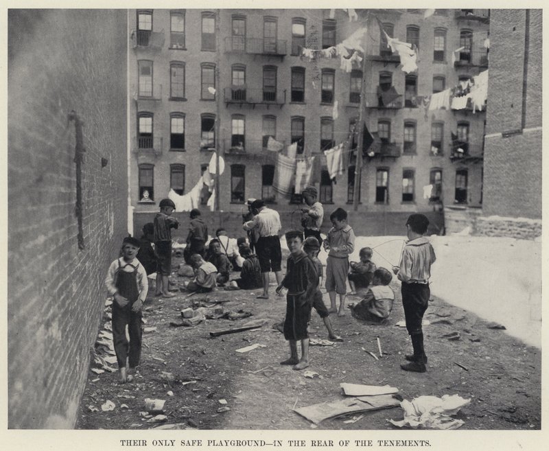 Ich jedyny bezpieczny plac zabaw na tyłach kamienic (zdjęcie czarno-białe) autorstwa American Photographer