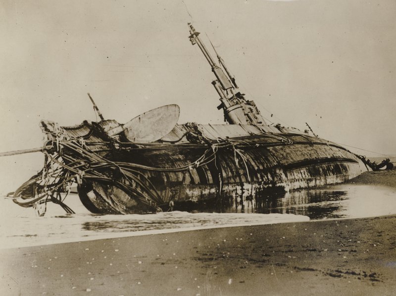 Rozbita amerykańska łódź podwodna h3, 1917 autorstwa American Photographer