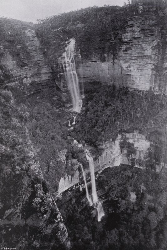 Nowa Południowa Walia: Wentworth Falls (zdjęcie czarno-białe) autorstwa Australian Photographer