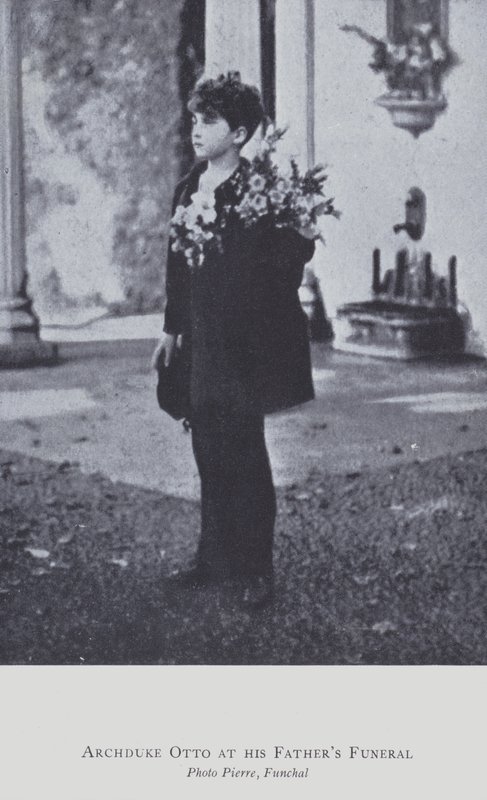 Arcyksiążę Otto z Austrii na pogrzebie ojca w 1922 roku (zdjęcie czarno-białe) autorstwa Austrian Photographer