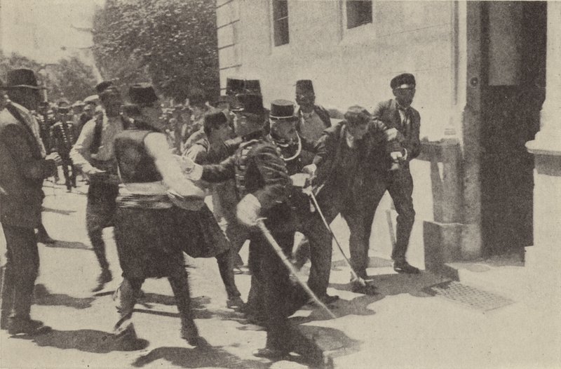 Aresztowanie Gavrilo Principa po zabójstwie arcyksięcia Franciszka Ferdynanda Austrii w Sarajewie autorstwa Austrian Photographer