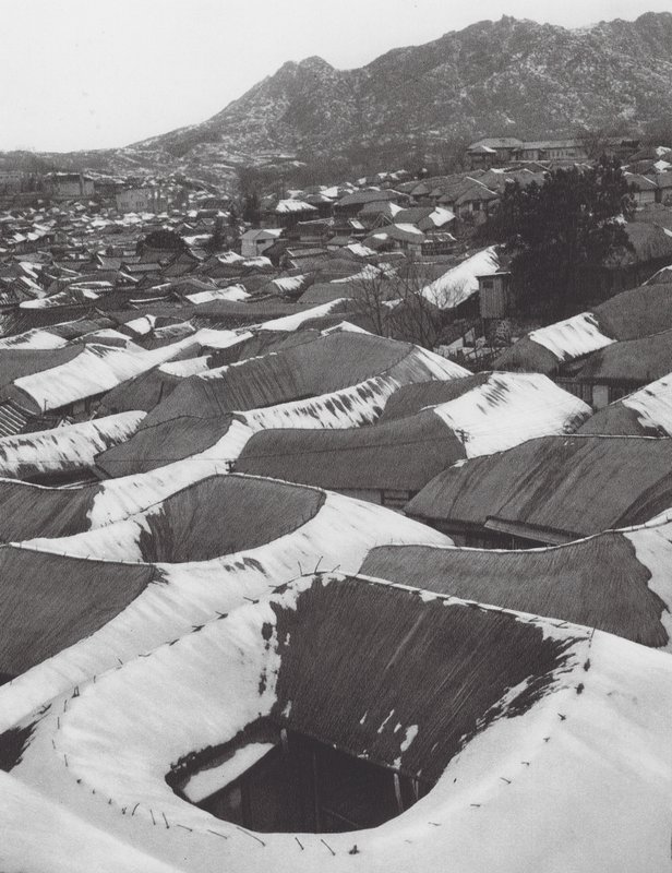 Japonia: Kai-syong, widok małego koreańskiego miasteczka zimą (zdjęcie czarno-białe) autorstwa Axel von Graefe