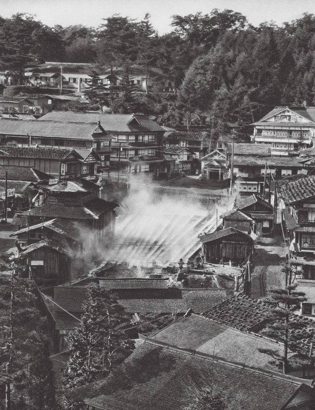 Japonia: Kusatsu, źródła siarkowe (zdjęcie czarno-białe) autorstwa Axel von Graefe