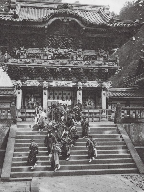 Japonia: Nikko, Yomei-mon, główny portal świątyni Ieyasu (zdjęcie czarno-białe) autorstwa Axel von Graefe