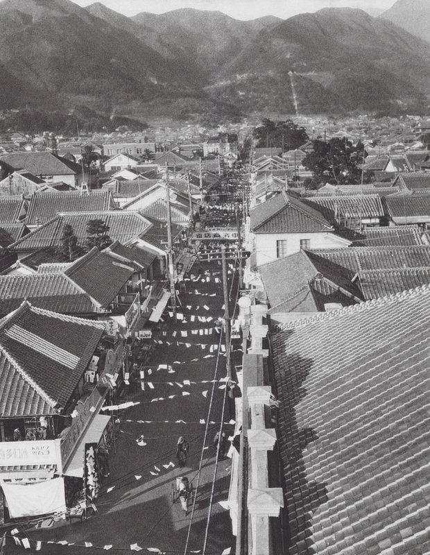 Japonia: Centrum handlowe w Beppu (zdjęcie czarno-białe) autorstwa Axel von Graefe
