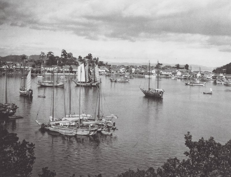 Japonia: Tomo, port na Morzu Śródlądowym (zdjęcie czarno-białe) autorstwa Axel von Graefe