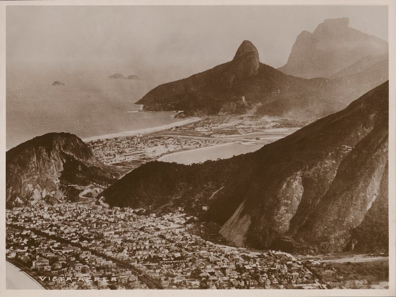 Widok Rio de Janeiro z lotu ptaka (zdjęcie czarno-białe) autorstwa Brazilian Photographer