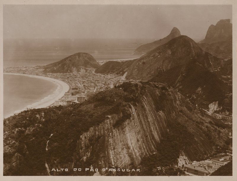 Widok ze szczytu góry Sugarloaf, Rio de Janeiro (zdjęcie czarno-białe) autorstwa Brazilian Photographer