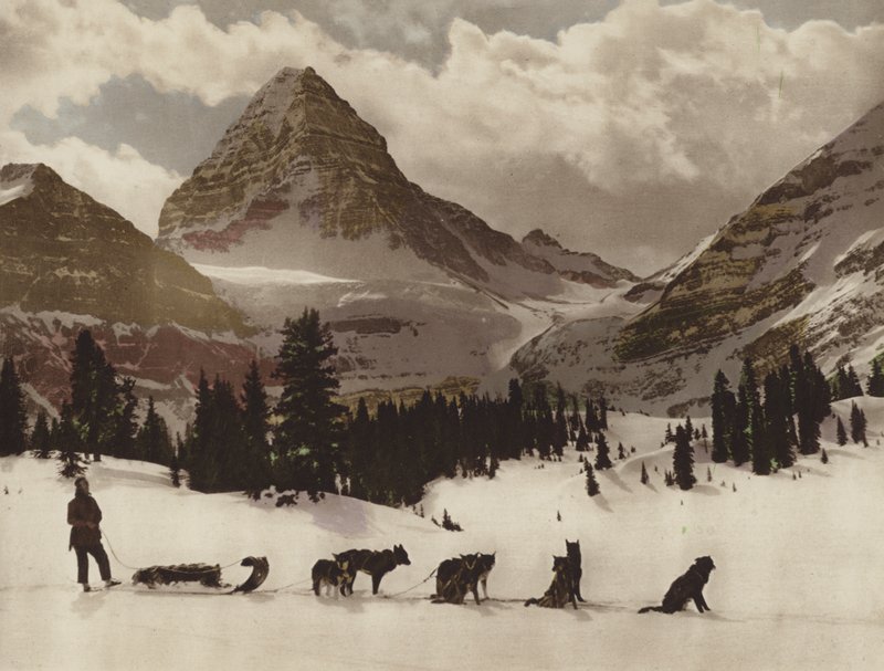 Mount Assiniboine (kolorowe zdjęcie) autorstwa Byron Hill Harmon