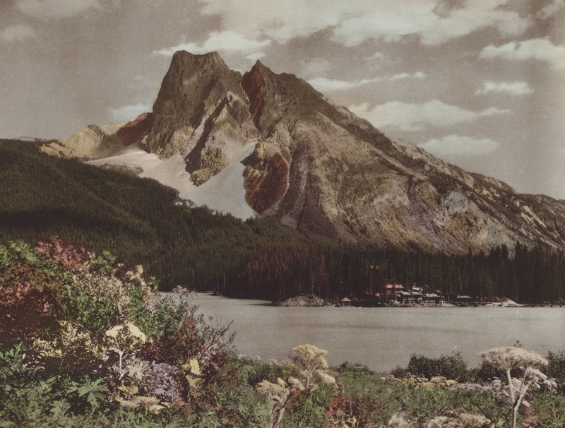 Mount Burgess i Emerald Lake Chalet (kolorowe zdjęcie) autorstwa Byron Hill Harmon