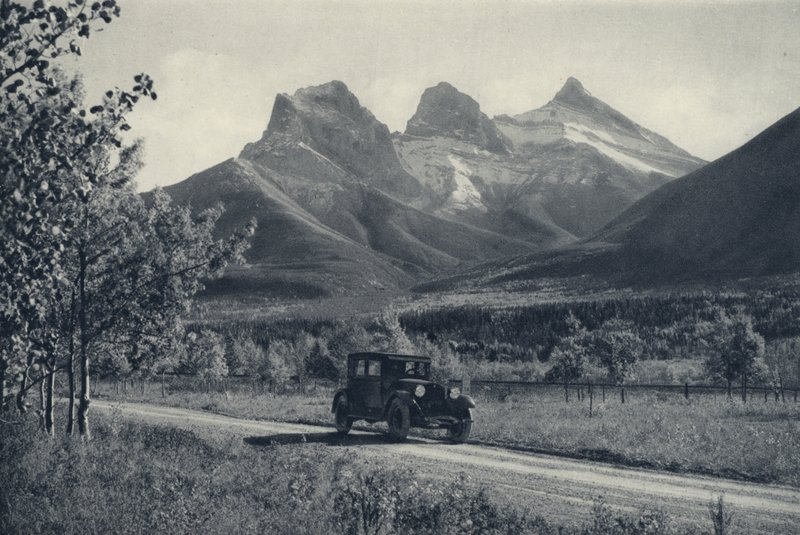 Kanadyjskie Góry Skaliste: Trzy Siostry, Banff (zdjęcie czarno-białe) autorstwa Canadian Photographer