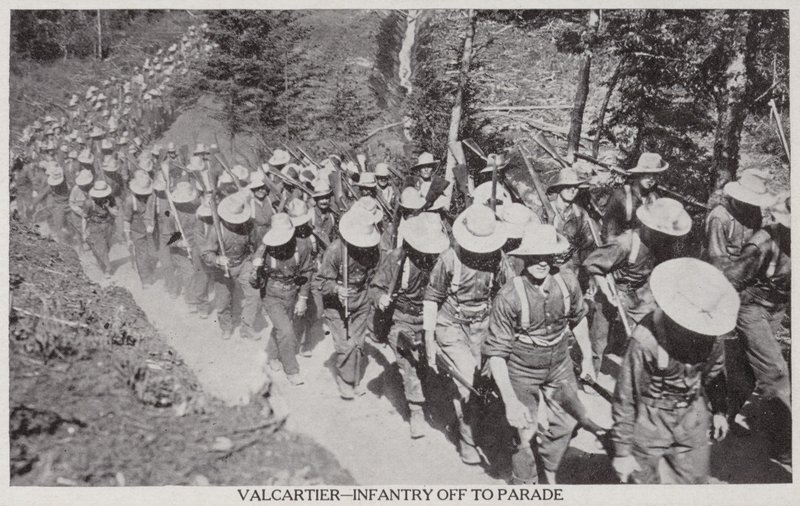 Val Cartier - Piechota na paradzie 1915 (zdjęcie czarno-białe) autorstwa Canadian Photographer