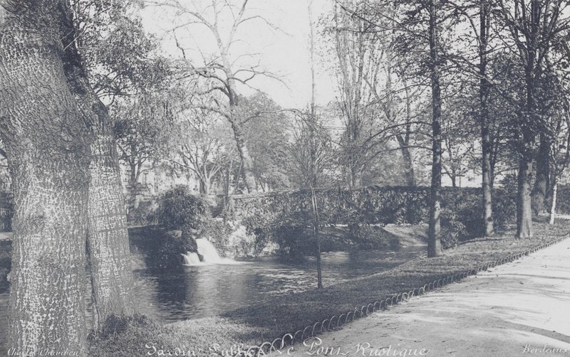 Bordeaux: Jardin-Public, most rustykalny (zdjęcie czarno-białe) autorstwa Charles Chambon
