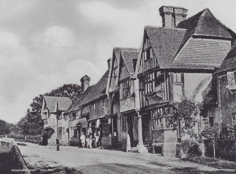 Wioska Chiddingstone (zdjęcie czarno-białe) autorstwa Charles Essenhigh Corke