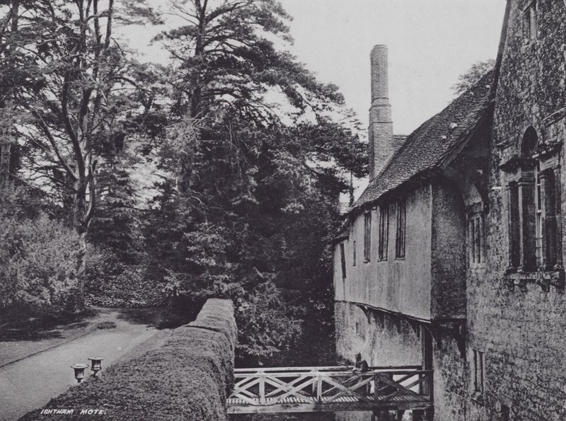 Ightham Mote (zdjęcie czarno-białe) autorstwa Charles Essenhigh Corke