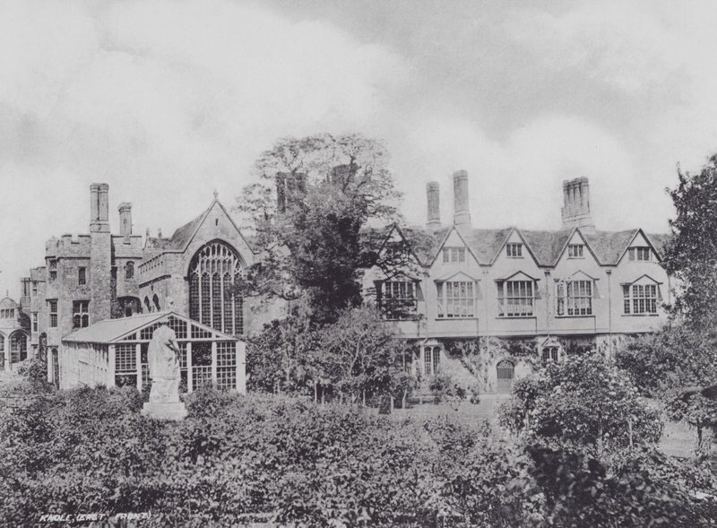 Knole, front wschodni (zdjęcie czarno-białe) autorstwa Charles Essenhigh Corke