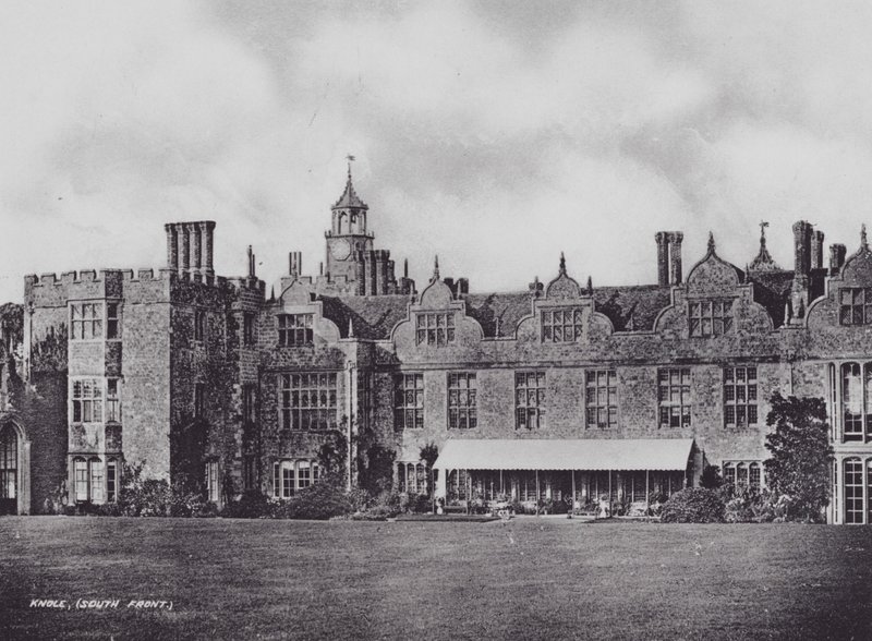Knole, przód południowy (zdjęcie czarno-białe) autorstwa Charles Essenhigh Corke