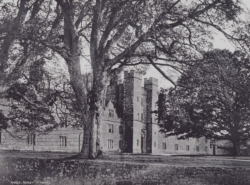 Knole, front zachodni (zdjęcie czarno-białe) autorstwa Charles Essenhigh Corke