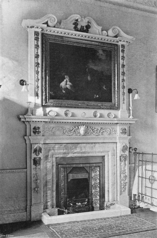 Marmurowy kominek (zdjęcie czarno-białe) autorstwa Charles Latham