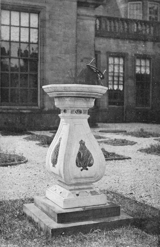 Wycięte w marmurze (zdjęcie czarno-białe) autorstwa Charles Latham