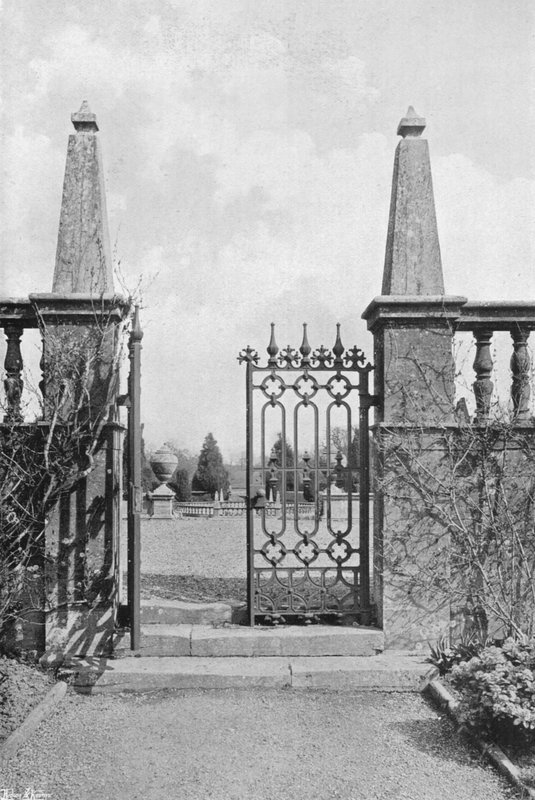Bramy ogrodowe w Montacute autorstwa Charles Latham