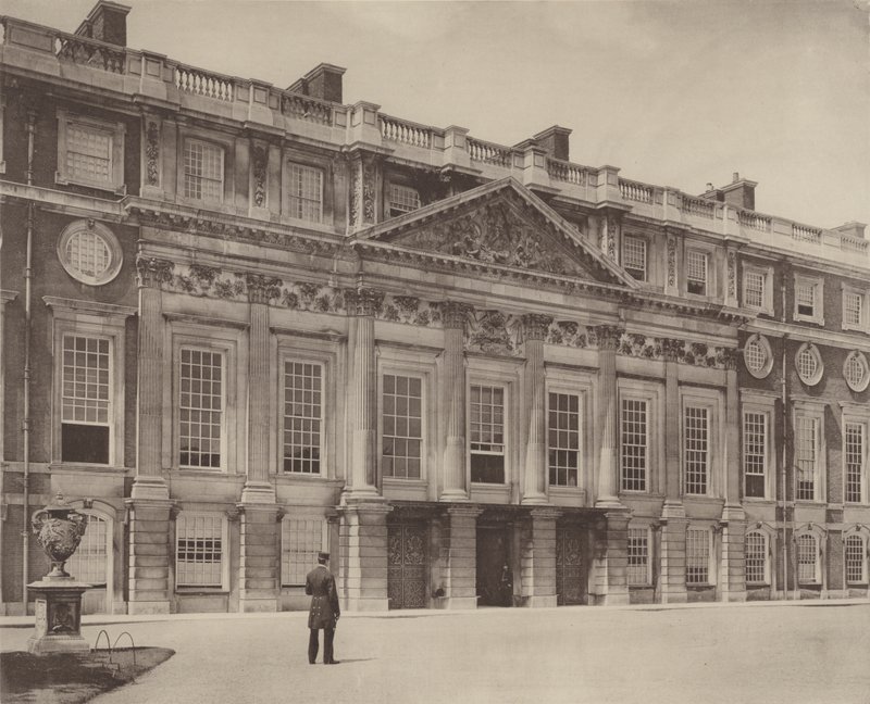 Pałac Hampton Court, front wschodni autorstwa Charles Latham