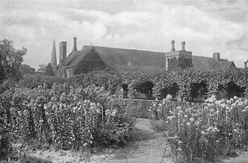 W Priory Garden (zdjęcie czarno-białe) autorstwa Charles Latham
