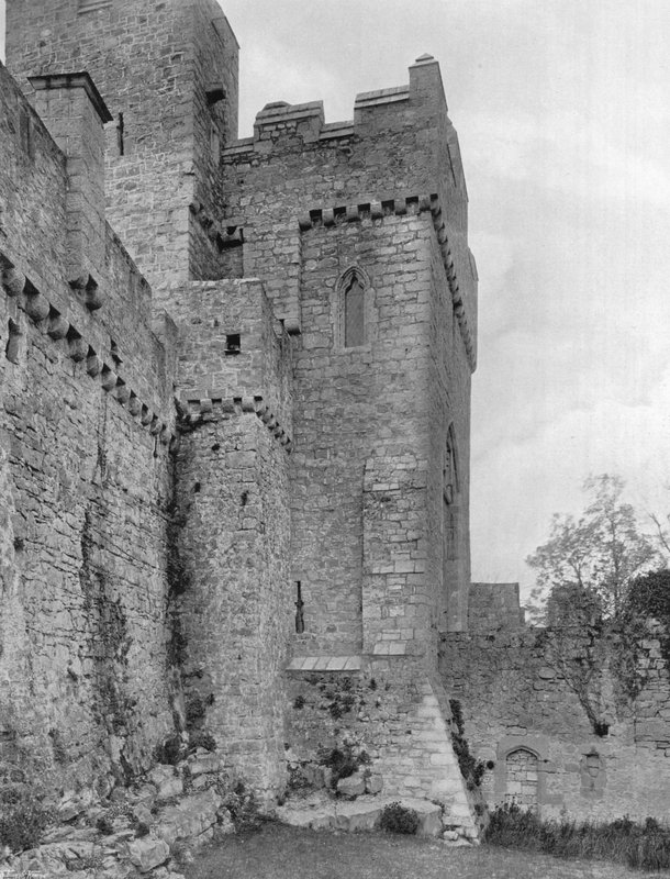 Zewnętrzny dom bramny i mur kurtynowy wyrastający z fosy autorstwa Charles Latham
