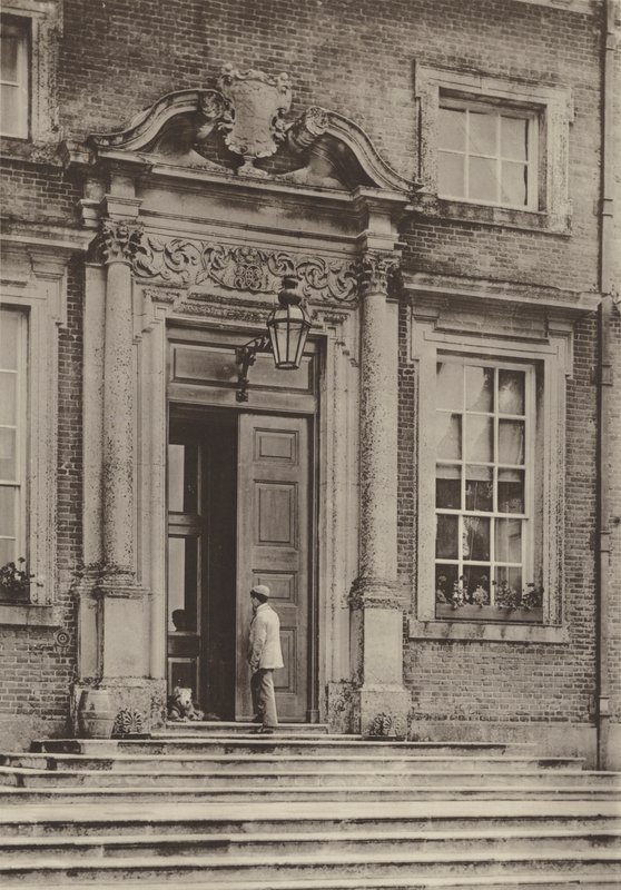 Raynham Hall, Norfolk, Wejście autorstwa Charles Latham
