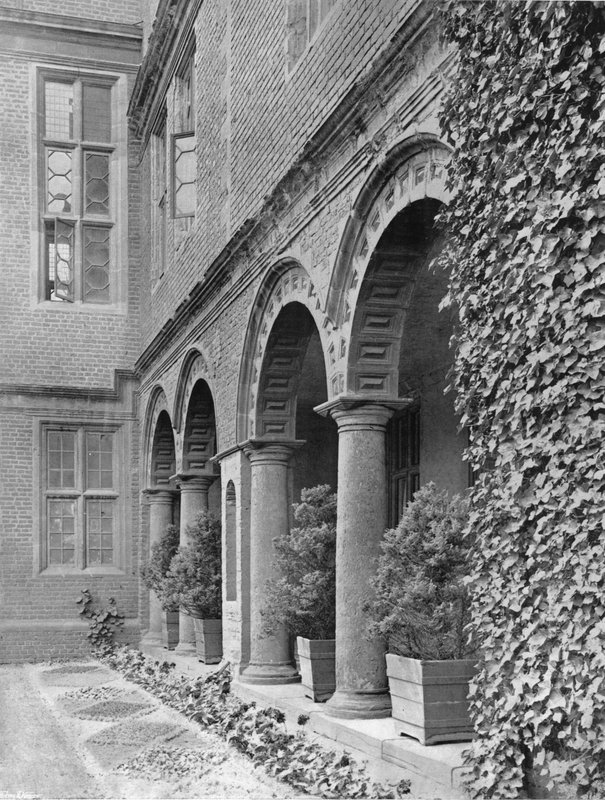 Loggia południowo-zachodnia autorstwa Charles Latham