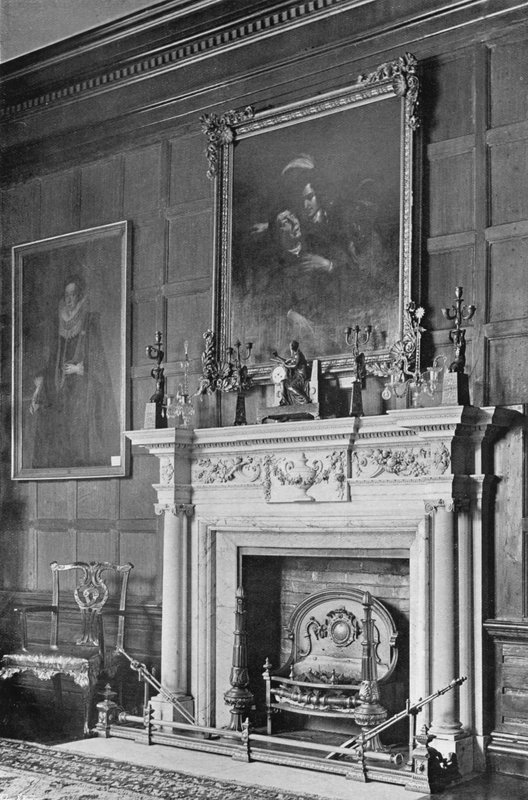 South End of Long Gallery (zdjęcie czarno-białe) autorstwa Charles Latham
