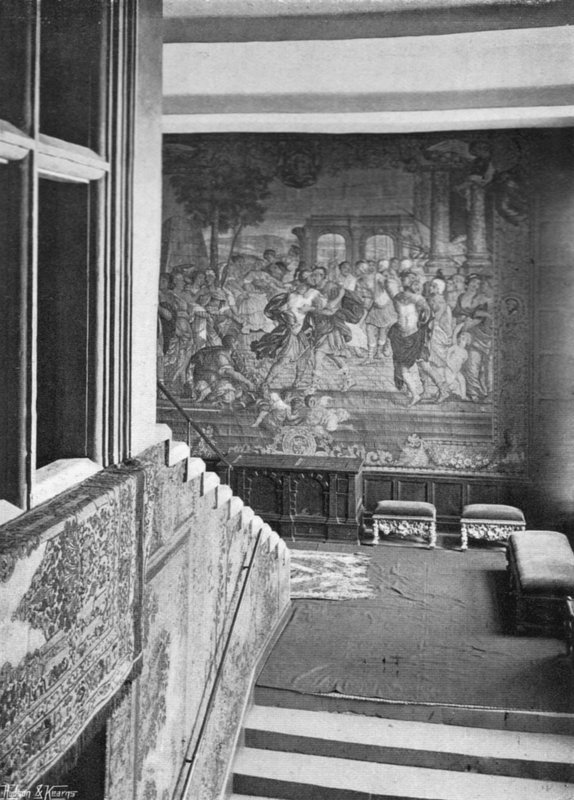 Gobelin na klatce schodowej autorstwa Charles Latham