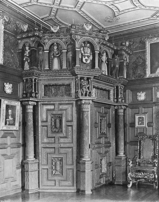 Drzwi kątowe w salonie autorstwa Charles Latham
