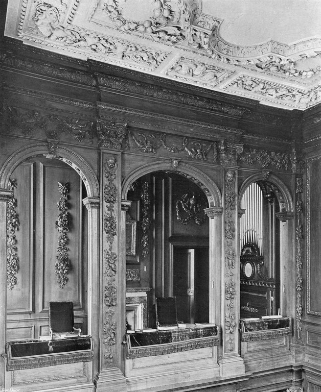Łuki i rzeźby w Galerii Kaplicy autorstwa Charles Latham