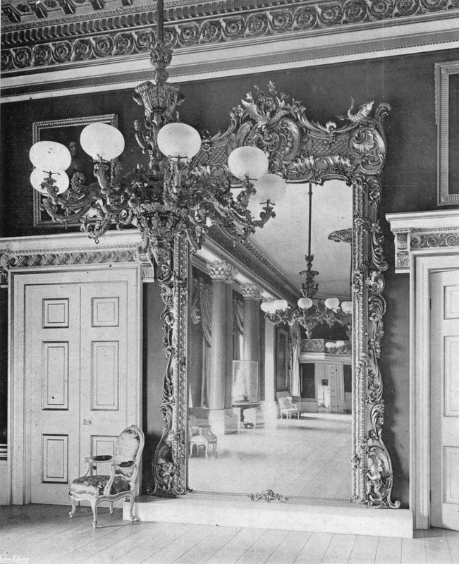Sala balowa — odbicie (zdjęcie czarno-białe) autorstwa Charles Latham