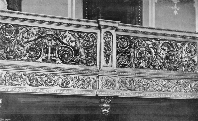 Rzeźbiona galeria schodów autorstwa Charles Latham