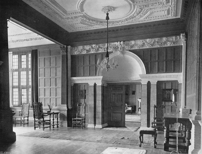 Hall, patrząc na zachód autorstwa Charles Latham