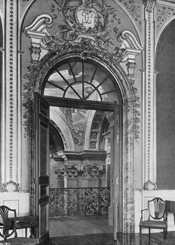 Salonik i łukowe korytarze autorstwa Charles Latham