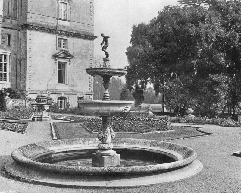Ilex i fontanna autorstwa Charles Latham