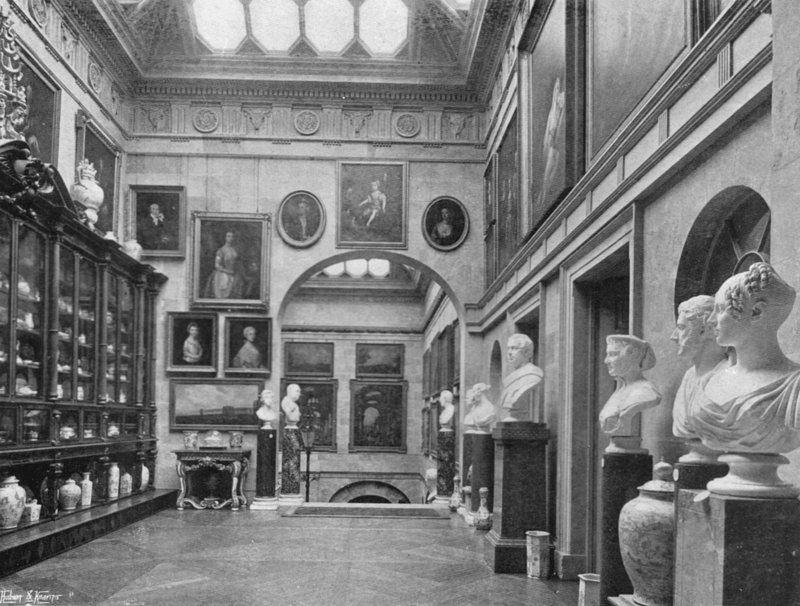 Lobby (zdjęcie czarno-białe) autorstwa Charles Latham