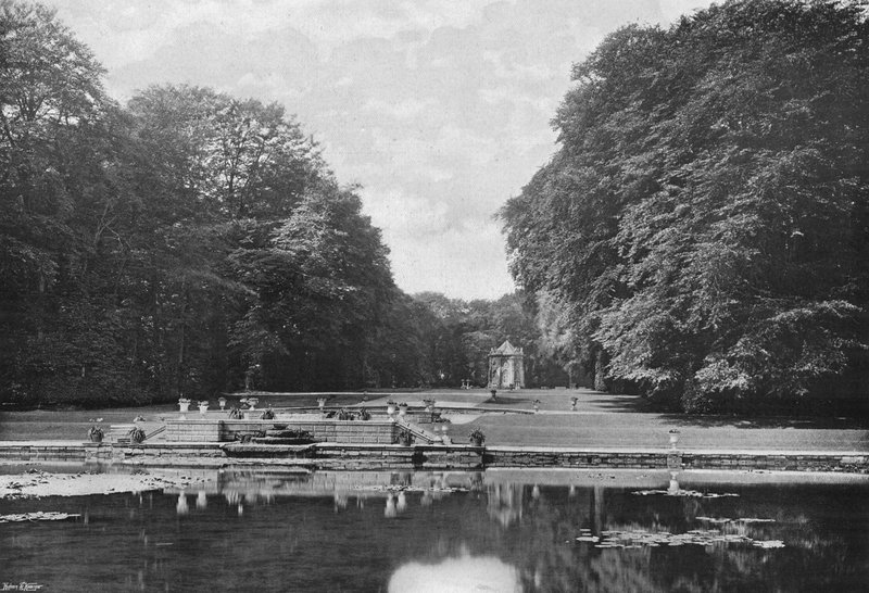 Staw Obelisków (zdjęcie czarno-białe) autorstwa Charles Latham