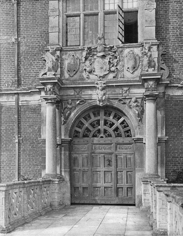 Brama zewnętrzna, sala Blickling autorstwa Charles Latham