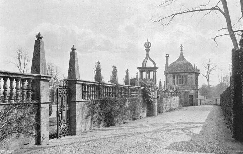 South Walk Outside Court (zdjęcie czarno-białe) autorstwa Charles Latham