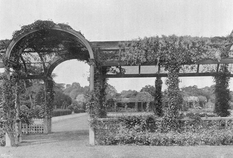 Dwie pergole autorstwa Charles Latham