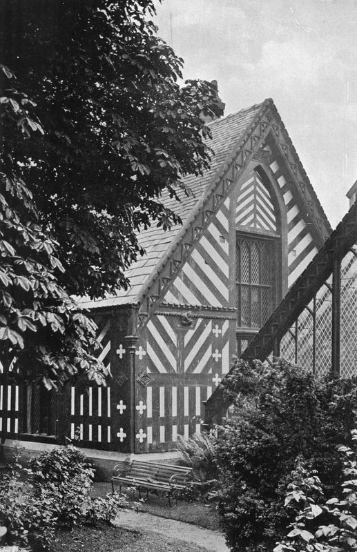 West End of the Ancient Hall (zdjęcie czarno-białe) autorstwa Charles Latham