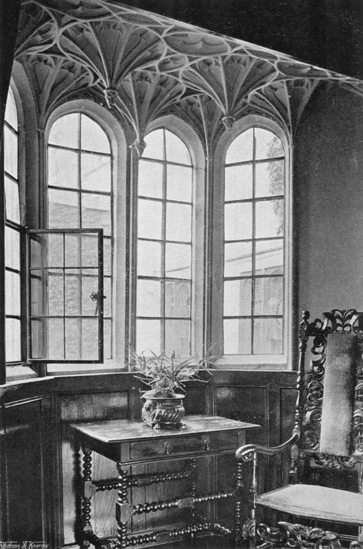 Okno w Bibliotece autorstwa Charles Latham