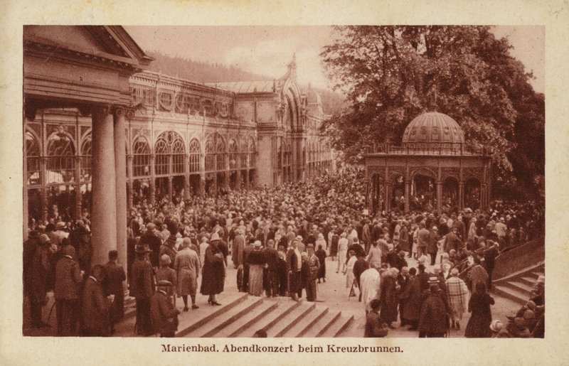 Pocztówka przedstawiająca tłum ludzi uczestniczących w wieczornym koncercie w Kreuzbrunnen autorstwa Czech Photographer
