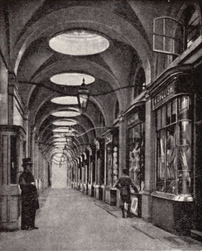 Royal Opera Arcade, Pall Mall, Londyn (zdjęcie czarno-białe) autorstwa Donald McLeish