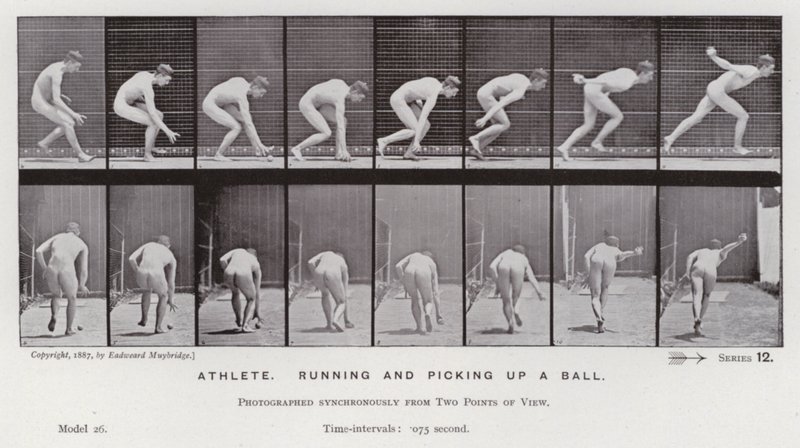 Postać ludzka w ruchu: sportowiec biegnący i podnoszący piłkę (zdjęcie czarno-białe) autorstwa Eadweard Muybridge