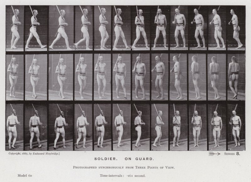 Postać ludzka w ruchu: żołnierz na warcie (zdjęcie czarno-białe) autorstwa Eadweard Muybridge